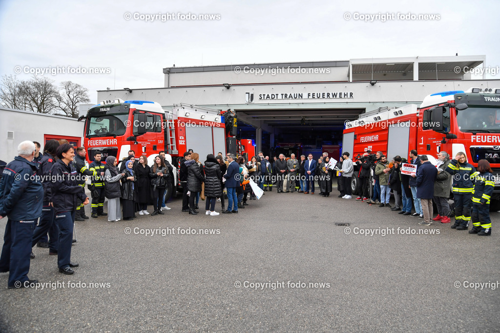 Feuerwehr Traun_ Empfang Rettungshunde Erdbebeneinsatz Türkei_ 17.02.2023-5 | 17.02.2023, Traun, AUT, Feuerwehr Traun, Empfang Rettungshunde Erdbebeneinsatz Tuerkei, im Bild Empfang Rettungshunde Erdbebeneinsatz Tuerkei