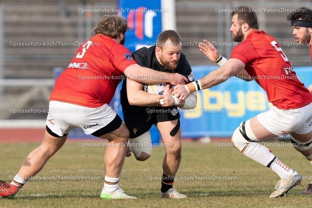 YDR16022501003 | 16.02.2025, xydrx, Rugby Europe Championship, Deutschland - Belgien, 15er Männer, Auestadion Kassel: Jörn Schröder (Deutschland #1) im Zweikampf mit Maxime Jadot (Belgien #3) und Maximilien Hendrickx (Belgien #5)