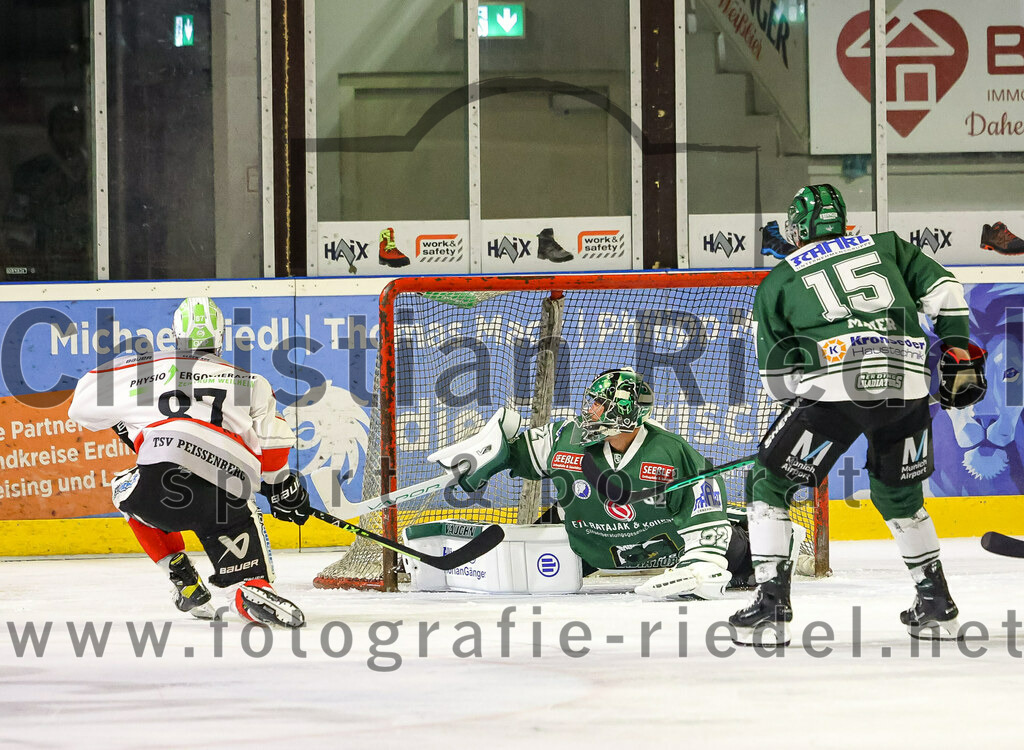 2023-10-29_105_TSV_Erding_gegen_TSV_Peissenberg | Erding, Deutschland, 29.10.2023:
Eishockey, Bayernliga Vorrunde 2023 / 2024, 5. Spieltag, TSV Erding gegen TSV Peißenberg, Endergebnis: 

Dominic Krabbat (TSV Peissenberg, #87), Torwart Dimitri Pätzold (Erding Gladiators, #32), Elias Maier (Erding Gladiators, #15)

Foto: Christian Riedel / fotografie-riedel.net