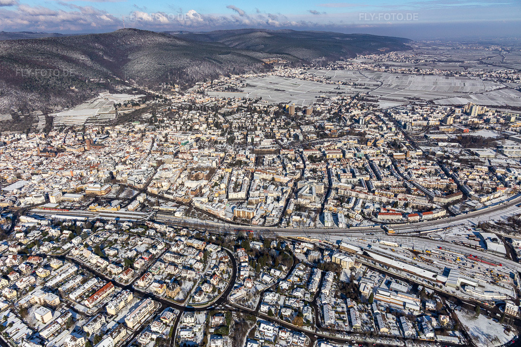 Luftbild: Winterluftbild im Schnee in Neustadt an der Weinstraße im Bundesland Rheinland-Pfalz in Deutschland. Foto: IMG_124625.jpg vom 11.02.2021 durch Werner Riehm/FLY-FOTO.de