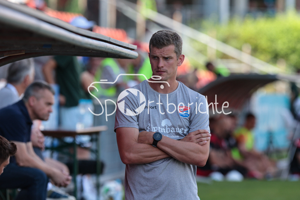 SpVgg Unterhaching - FC Ingolstadt | im Bild Sven BENDER / CO-Trainer Spvgg Unterhaching / Einzelfoto / Freisteller