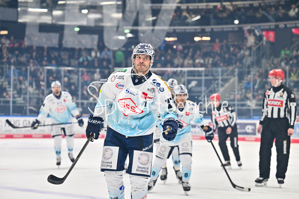 Augsburger Panther - Dresdner Eislöwen | AUGSBURG, DEUTSCHLAND - 06. MÄRZ: Jubel der Gäste nach dem Treffer zum 0-2 durch Lance BOUMA (Eislöwen Dresden 17) / Tor / Torschuetze / Freude / Happy / während dem Match zwischen den Augsburger Panthern und den Dresdner Eislöwen am 49. Spieltag der Penny DEL im Curt Frenzel Stadion