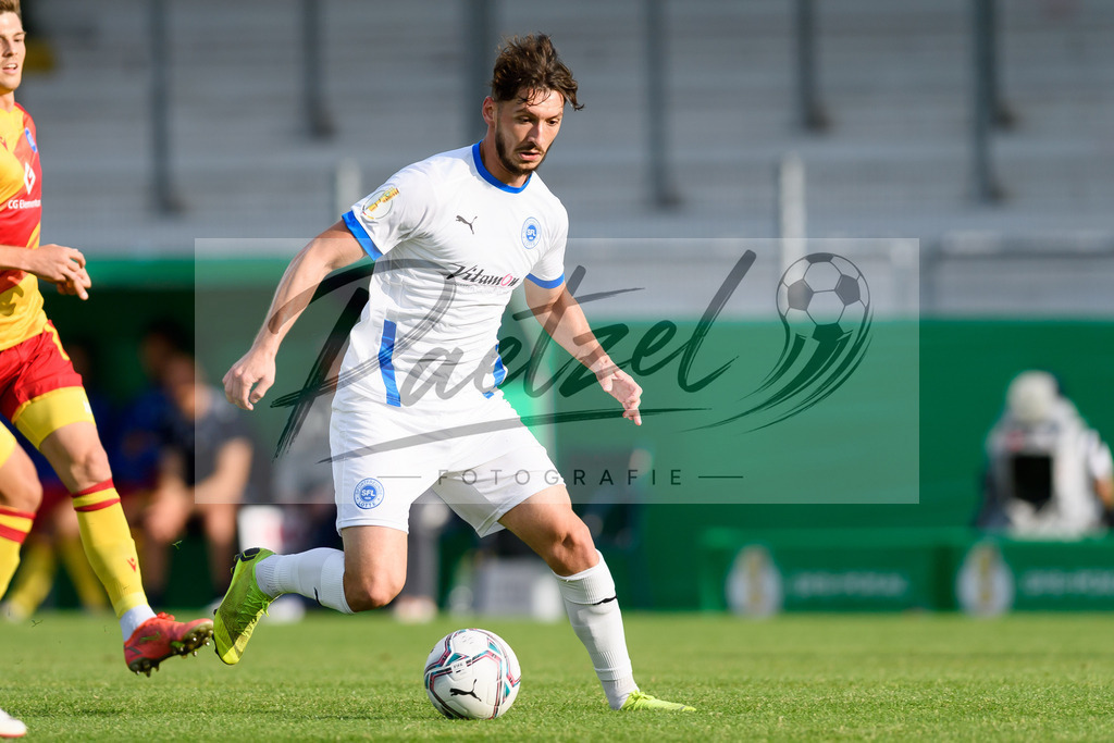 LOTKSC20210809_086 | Fussball, Herren: Cedric Euschen (Sportfreunde Lotte) in Aktion, am Ball, Einzelaktion beim Spiel der 1. Runde im DFB-Pokal zwischen SF Lotte und Karlsruher SC im Stadion am Lotter Kreuz am 09.08.2021 in Lotte, Deutschland.DFB / DFL REGULATIONS PROHIBIT ANY USE OF PHOTOGRAPHS AS IMAGE SEQUENCES AND/OR QUASI-VIDEO. - Realisiert mit Pictrs.com