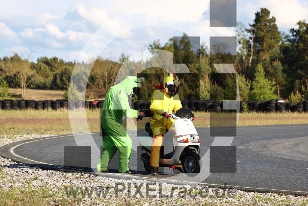 mopedrennen-20260514_12092 | Schöne Erinnerungen an spannende Momente - das festzuhalten ist unser Job. PIXELrace.de ist seit 2003 auf den Rennstrecken Europas unterwegs um die Action draußen beim Fahren und die wunderbare Stimmung imm Fahrerlager für euch einzufangen.