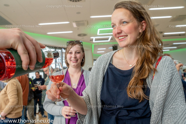 DSC_8011 | Der Bergsträßer Weintreff ist traditionell die Auftaktveranstaltung für den Bergsträßer Weinfrühling. Alljährlich April  bietet der Weintreff im Bürgerhaus Bensheim die einmalige Gelegenheit, fast 170 Bergsträßer Weine, Seccos und Sekte von 19 Weinbaubetrieben an einem Ort zu probieren. Nahezu alle Bergsträßer Betriebe sind vertreten und bieten ihre Spezialitäten an. Bild: Thomas Neu