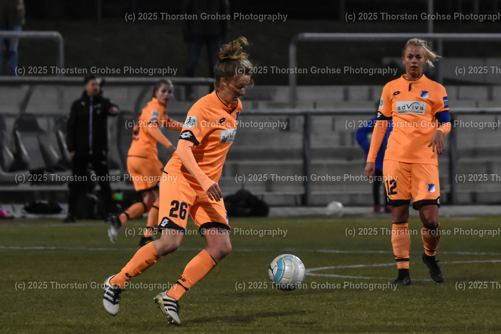 Fussball-BL Frauen 1. FFC Frankfurt vs. TSG 1899 Hoffenheim | Sophie Howard #26 (TSG 1899 Hoffenheim), Stephanie Breitner #12 (TSG 1899 Hoffenheim); Fussball-BL Frauen 1. FFC Frankfurt vs. TSG 1899 Hoffenheim, Fussball-Bundesliga Frauen am 24.02.2018 im Stadion am Brentanobad in Frankfurt/Main, (Deutschland) - Realisiert mit Pictrs.com