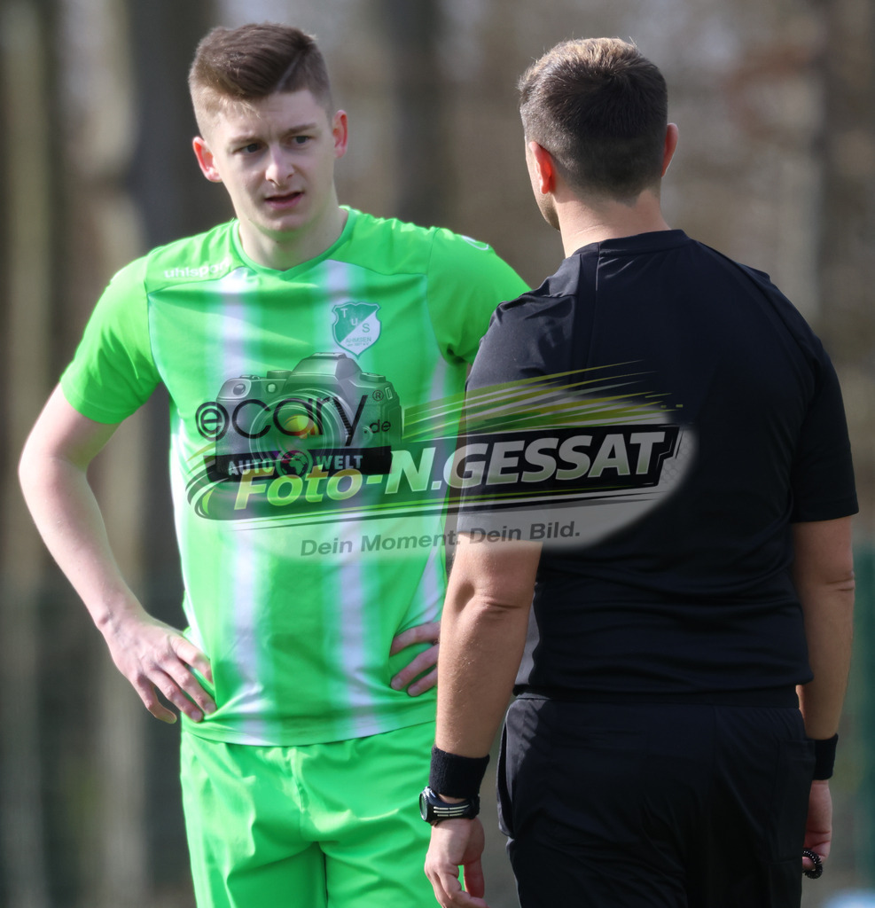 SC Bünde - TuS Ahmsen | Auf dem Bild zu sehen: grün TuS Ahmsen: Niclas Lehbrink ;  Schiedsrichter: Eugen FritzSC Bünde, TuS Ahmsen, Saison 25/26, Bezirksliga, Deutschland - Realisiert mit Pictrs.com