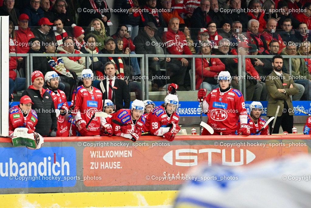 EC KAC vs. EC IDM Wärmepumpen VSV 4.2.2024 | Spielerbank EC KAC, #33 Vorauer Florian, Zeugwart EC KAC Thomas Weratschnig, Headcoach EC KAC FUREY KIRK, Assistentcoach EC KAC David Fischer