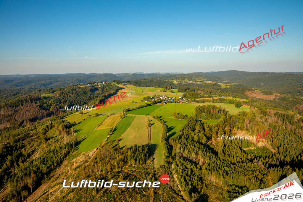 Das Luftbild zeigt : Neuengrün Wallenfels - Die Luftaufnahme wurde 2023 vom UL-Flugzeug aus erstellt ( keine Drohne ) - Hochauflösende Luftaufnahme - Für grossformatige Ausdrucke geeignet. Die Geschenkidee !Mit Lizenz und Bildrechte bestellbar