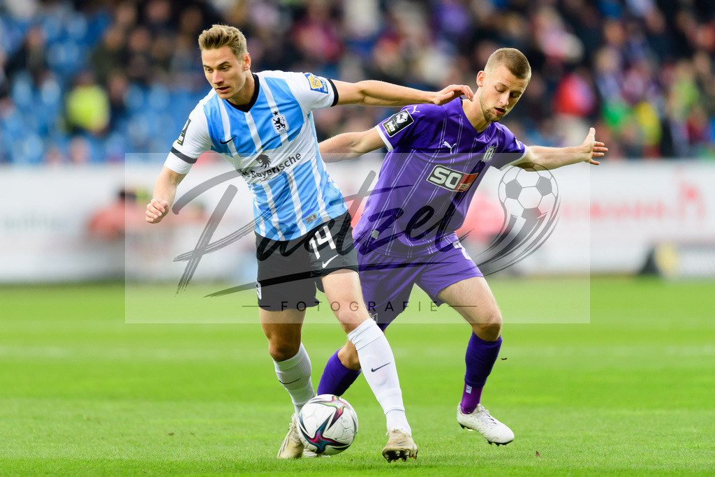 OSNTSV20211106_034 | Fussball, Herren: Dennis Dressel (TSV 1860 Muenchen) und Sebastian Klaas (VfL Osnabrueck) im Zweikampf bei dem Spiel der 3. Liga zwischen VfL Osnabrueck und TSV 1860 Muenchen im Stadion an der Bremer Bruecke am 06.11.2021 in Osnanbrueck, Deutschland.DFB / DFL REGULATIONS PROHIBIT ANY USE OF PHOTOGRAPHS AS IMAGE SEQUENCES AND/OR QUASI-VIDEO. - Realisiert mit Pictrs.com