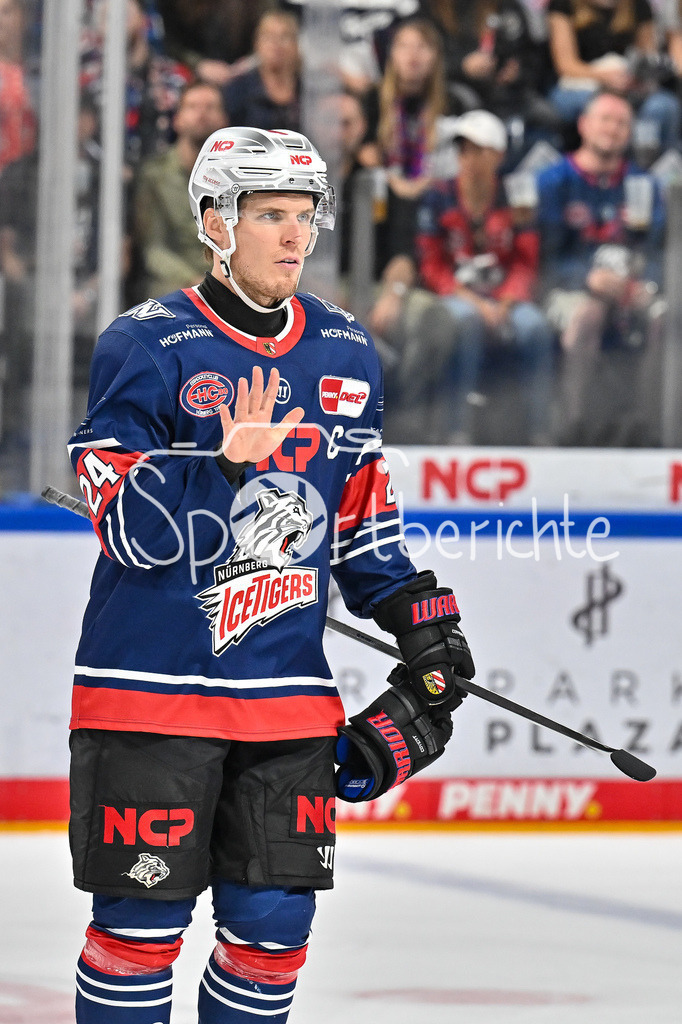 Nürnberg Ice Tigers - Augsburger Panther | Markus WEBER (Nürnberg Ice Tigers #24) zeigt mit seiner Hand die fünf / 5 / freisteller / Einzelfoto / Deutsche Eishockey Liga: Nürnberg Ice Tigers - Augsburger Panther, Arena Nürnberger Versicherung am 22.09.2024