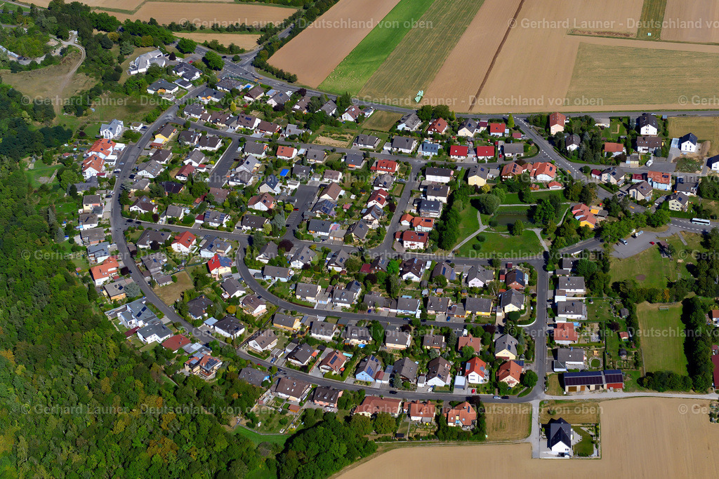 3650383 | HOHESTADT 31.08.2016 Wohngebiet einer Einfamilienhaus- Siedlung am Rande von landwirtschaftlichen Feldern in Hohestadt im Bundesland Bayern, Deutschland // Single-family residential area of settlement on the edge of agricultural fields in Hohestadt in the state Bavaria, Germany Foto: Gerhard Launer