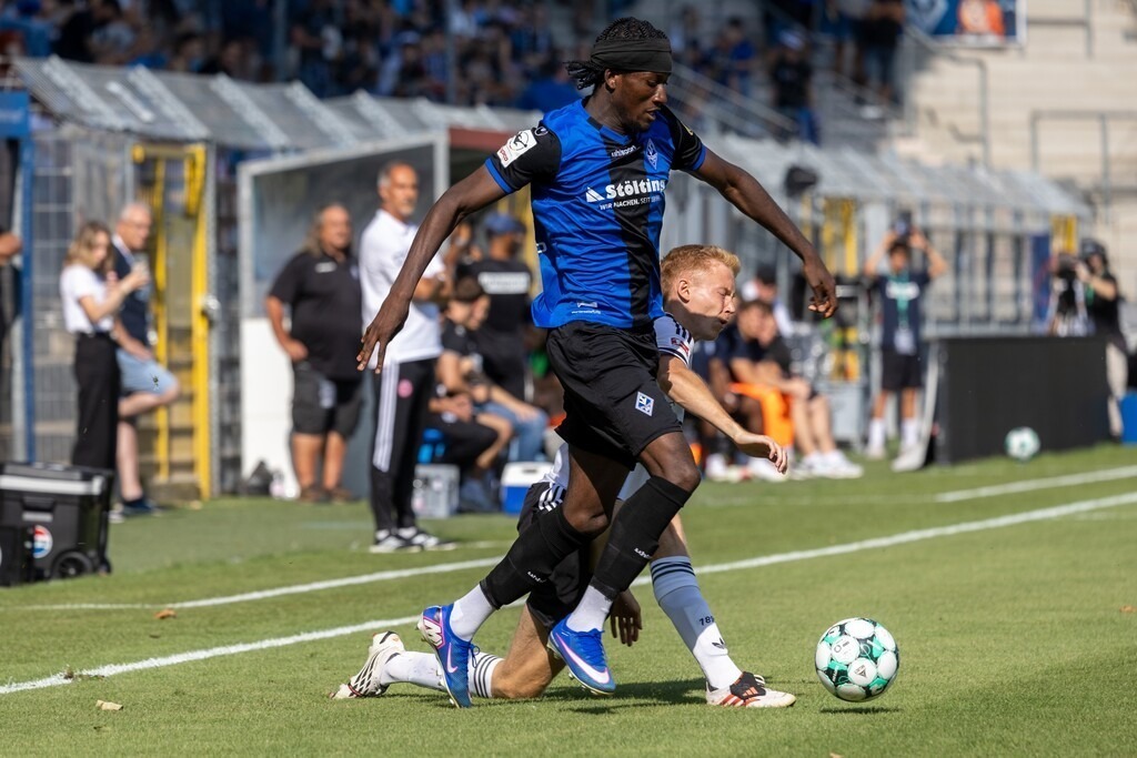 Waldhof Mannheim gegen Eintracht Frankfurt (Testspiel im Carl-Benz-Stadion Mannheim) | Waldhof Mannheim gegen Eintracht Frankfurt (Testspiel im Carl-Benz-Stadion Mannheim)***Jidechi Okeke (25, Mannheim) am Ball - Realisiert mit Pictrs.com