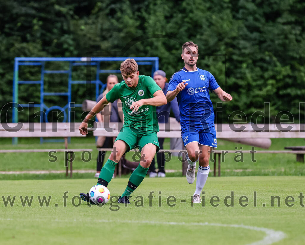 2023-08-04_078_FC_Forstern_gegen_FC_Langengeisling_II | Forstern, Deutschland, 04.08.2023:
Fußball, Kreisklasse 2023 / 2024, 1. Spieltag, FC Forstern gegen FC Langengeisling II, Endergebnis: 2:1

Lukas Gröppmair (FC Forstern, #3), Rene Mecking (FC Langengeisling, #10)

Foto: Christian Riedel / fotografie-riedel.net