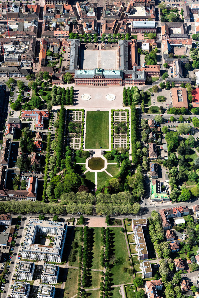 dr__0051324.jpg | RASTATT 22.04.2020 Gebäudekomplex im Schloßpark vom Residenzschloss Rastatt in der Innenstadt von Rastatt im Bundesland Baden-Württemberg, Deutschland. // Building complex in the park of the castle Residenzschloss Rastatt in Rastatt in the state Baden-Wurttemberg, Germany. Foto: Daniel Reiter