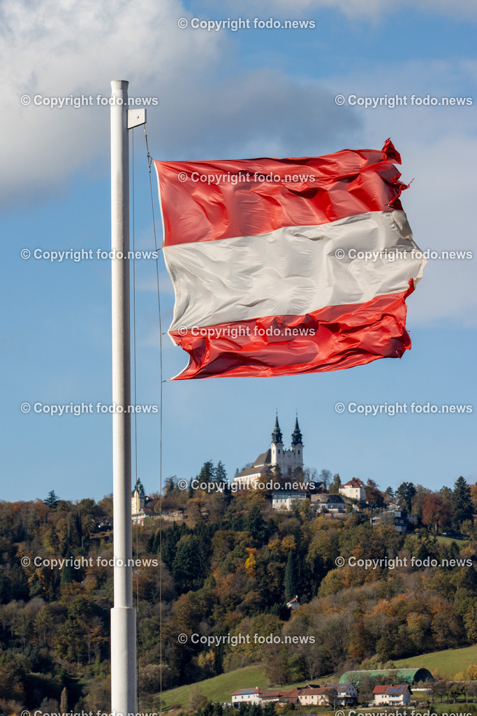 Fahnen_ Flaggen_ 25.10.2025-4 | 25.10.2025, Linz, AUT, Fahnen, Flaggen, im Bild Themenbild, Oesterreich, Oberoesterreich, Flagge, Fahne, Nationalflagge, Rot, Weiss, Wind, Himmel, Landschaft, Kirche, Poestlingberg, Herbst, Natur, Symbol, Nation, Patriotismus, Architektur, Geschichte, Kultur, Aussicht, Identitaet, Symbolbild, Feature
