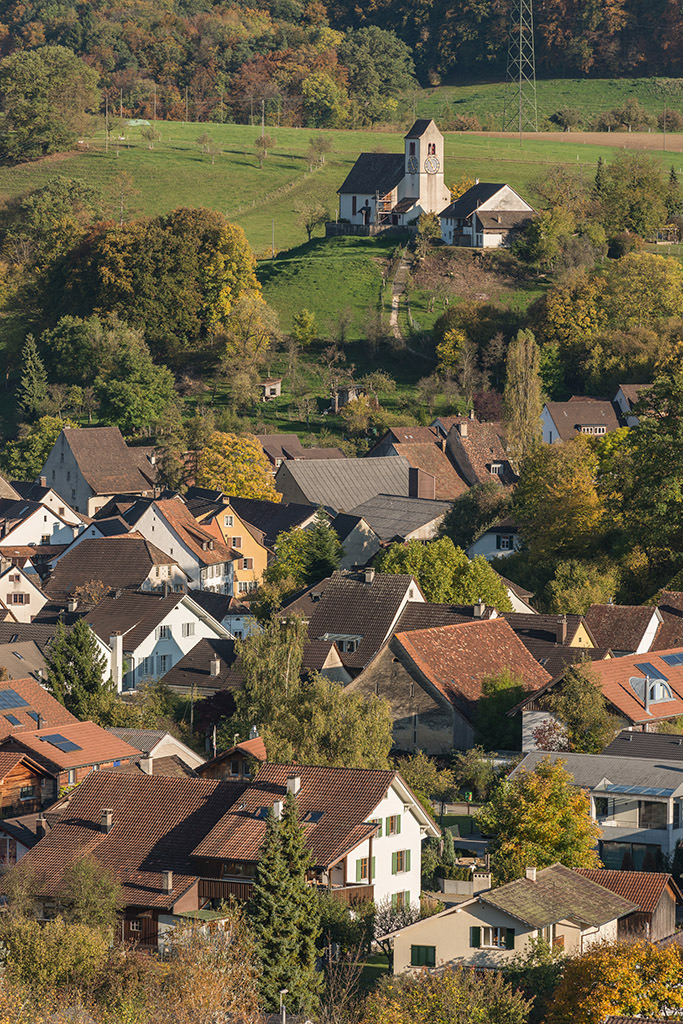 Dorf mit Kirche St. Blasius | in Ziefen, Baselland, Schweiz. - Realisiert mit Pictrs.com