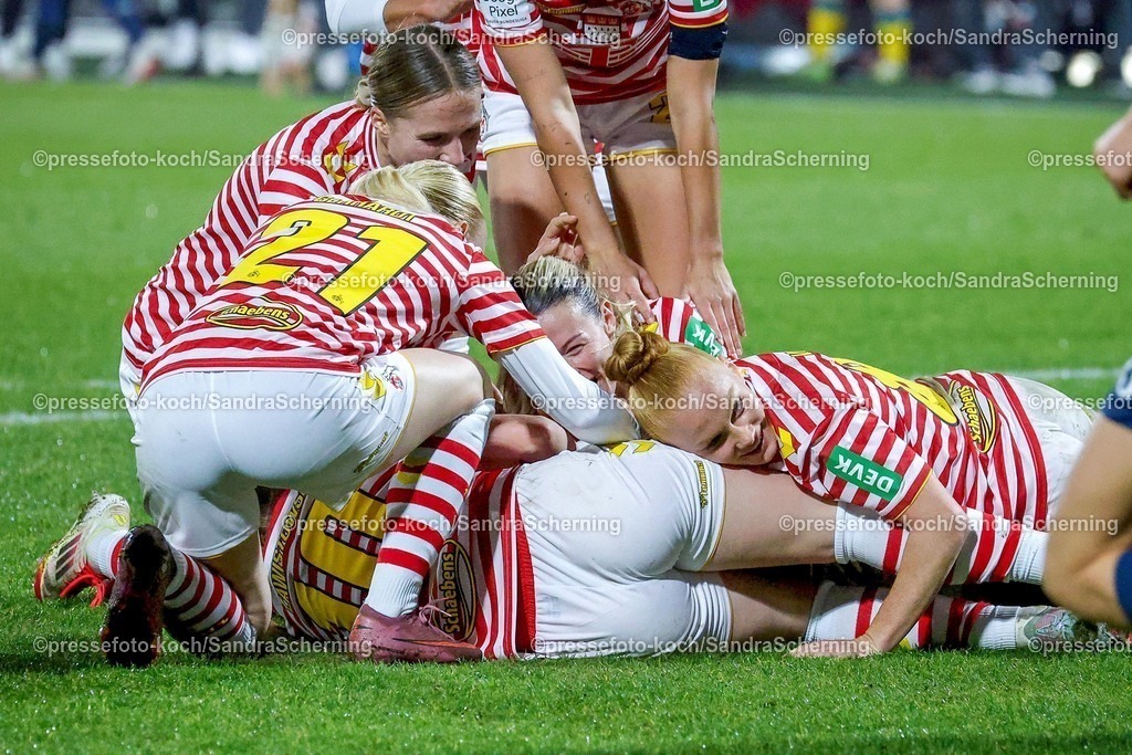 xSSCx09112501027 | 09.11.2025, xsscx, Frauen Fussball, 1. FC Koeln - TSG 1899 Hoffenheim, 1. Fuﬂball Bundesliga, 10. Spieltag, Franz-Kremer-Stadion, Saison 2025 2026:Torjubel nach dem Tor zum 1:0 von Torschuetzin Pauline Bremer (1. FC Koeln #11) DFB regulations prohibit any use of photographs as image sequences and or quasi-video. Nordrhein-Westfalen Deutschland