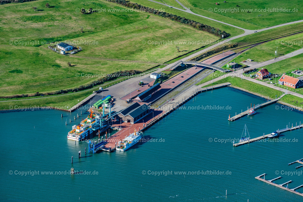Langeoog_Hafen_ELS_5325091022 | LANGEOOG 09.10.2022 Gleisverlauf und Bahnhofsgebäude " Bahnhof Langeoog " " Fährhafen " der Deutschen Bahn am " Yachthafen Langeoog " in Langeoog im Bundesland Niedersachsen, Deutschland. Weiterführende Informationen bei: DB Netz AG,  Deutsche Bahn AG. // Station railway building " Bahnhof Langeoog " of the Deutsche Bahn on " Yachthafen Langeoog " in Langeoog in the state Lower Saxony, Germany. Further information at: DB Netz AG,  Deutsche Bahn AG. Foto: Martin Elsen