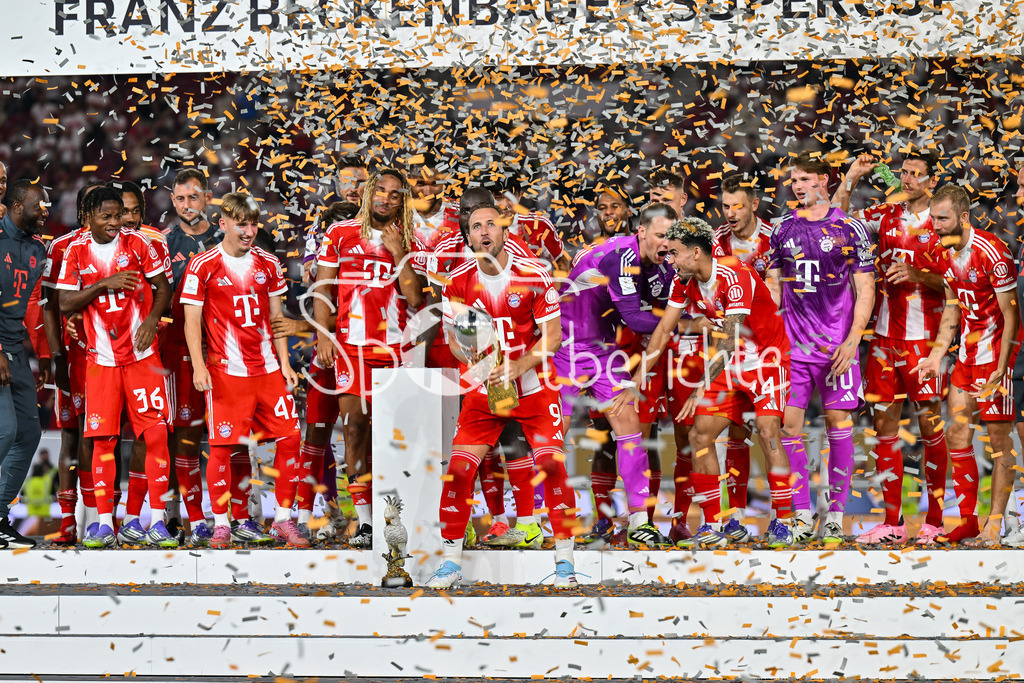 VfB Stuttgart - FC Bayern München | Franz Beckenbauer Supercup Sieger 2025 - FC Bayern München / Siegerfoto / Jubelfoto / Mannschaftsbild / Mannschaftsfoto / Franz-Beckenbauer Supercup: VfB Stuttgart - FC Bayern München; MHP Arena am 16.08.2025 / Harry KANE (FC Bayern Muenchen 9)
