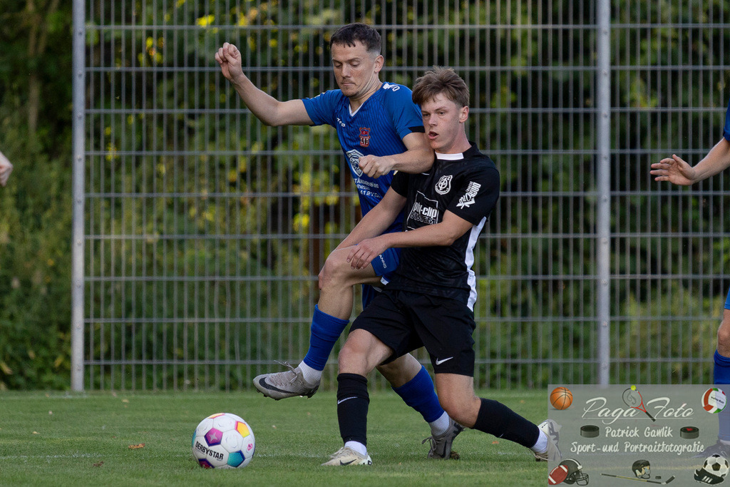 Hessenliga: Türk Gücü Friedberg - FC Eddersheim, 09.08.2024 | Niklas Kraus (Türk Gücü Friedberg #13) &amp; Fabio Wollstadt (FC Eddersheim #3) im Kampf um den Ball, Türk Gücü Friedberg - FC Eddersheim, Friedberg, Städtischer Sportplatz, 9.8.2024 - Realisiert mit Pictrs.com