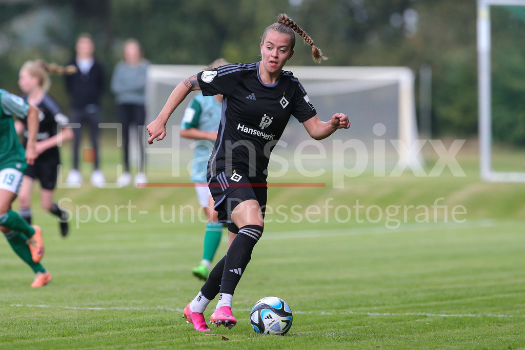 Fussball, Testspiel Frauen, Hamburger SV - SV Werder Bremen | v.li.: Dana Marquardt (Hamburger SV, 16) am Ball, Einzelbild, Ganzkörper, Aktion, Action, Spielszene