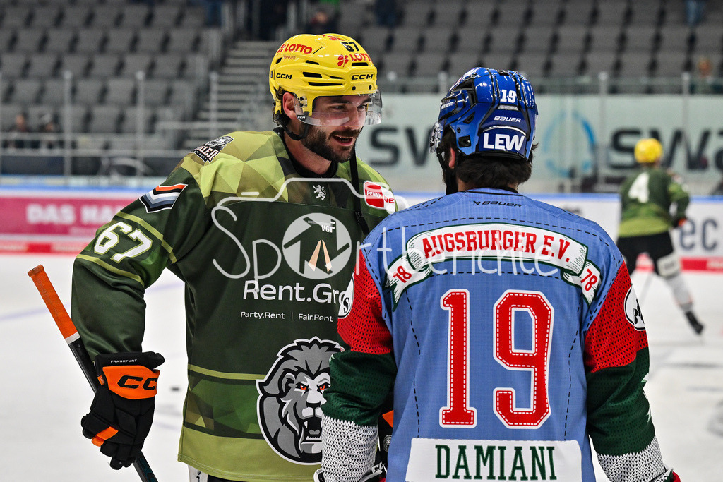 Augsburger Panther - Löwen Frankfurt | Im Bild Matthew WEDMAN (Löwen Frankfurt 67) und Riley DAMIANI (Augsburger Panther 19) im Gespräch beim match zwischen den Augsburger Panthern und den Löwen Frankfurt am 8. Spieltag der Penny DEL im Curt Frenzel Stadion am 19.10.2025