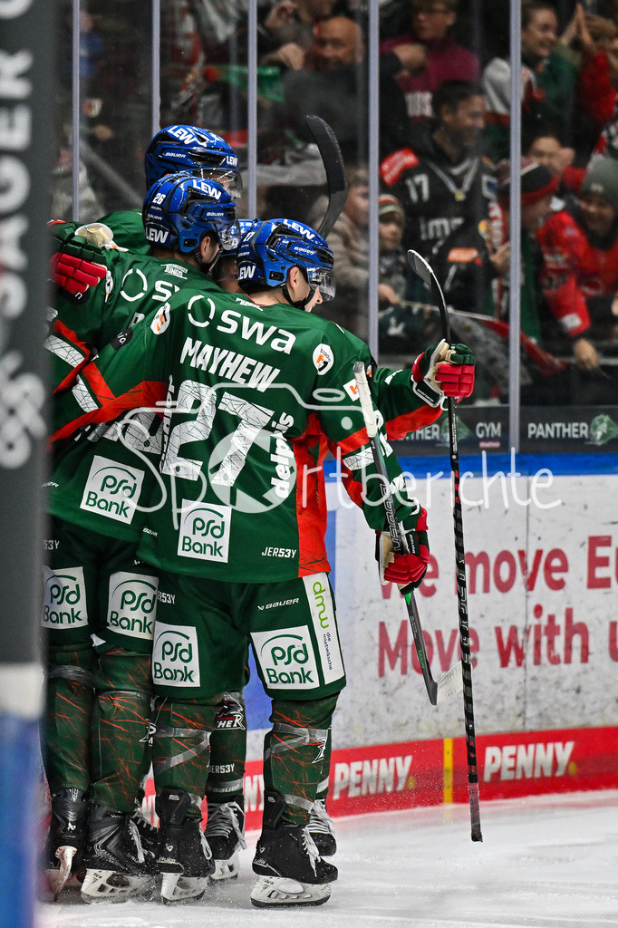 Augsburger Panther - Löwen Frankfurt | Jubel der Panther nach dem Treffer zum 5-1 durch Alexandre GRENIER (Augsburger Panther 82) Tor / Torschuetze / Freude / Happy / beim match zwischen den Augsburger Panthern und den Löwen Frankfurt am 8. Spieltag der Penny DEL im Curt Frenzel Stadion am 19.10.2025