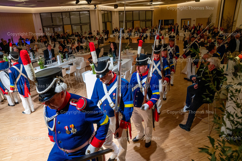 DSC_3911 | bbe, Bensheim, Einweihung Bürgerhaus Bensheim, ,Natürlich durfte Oald Bensem mit der Fraa vun Bensem alias Doris Walter nicht fehlen, statt Böllerschüsse gab es weiße Luftballon-Tauben die vor dem Dalberger Hof in die Luft gelassen wurden, die Bürgerwehr trug als Armbinde   die ukrainische Fahne,  , Bild: Thomas Neu