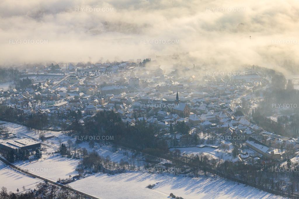 Aerial view: View of the town from the northwest in winter with snow and fog in the district Neulauterburg in Lauterbourg in the state Bas-Rhin, France. – Photo: IMG_36136.jpg taken on 01/02/2011 by Werner Riehm/FLY-FOTO.com – Resolution of the original: 4752 x 3168 px
