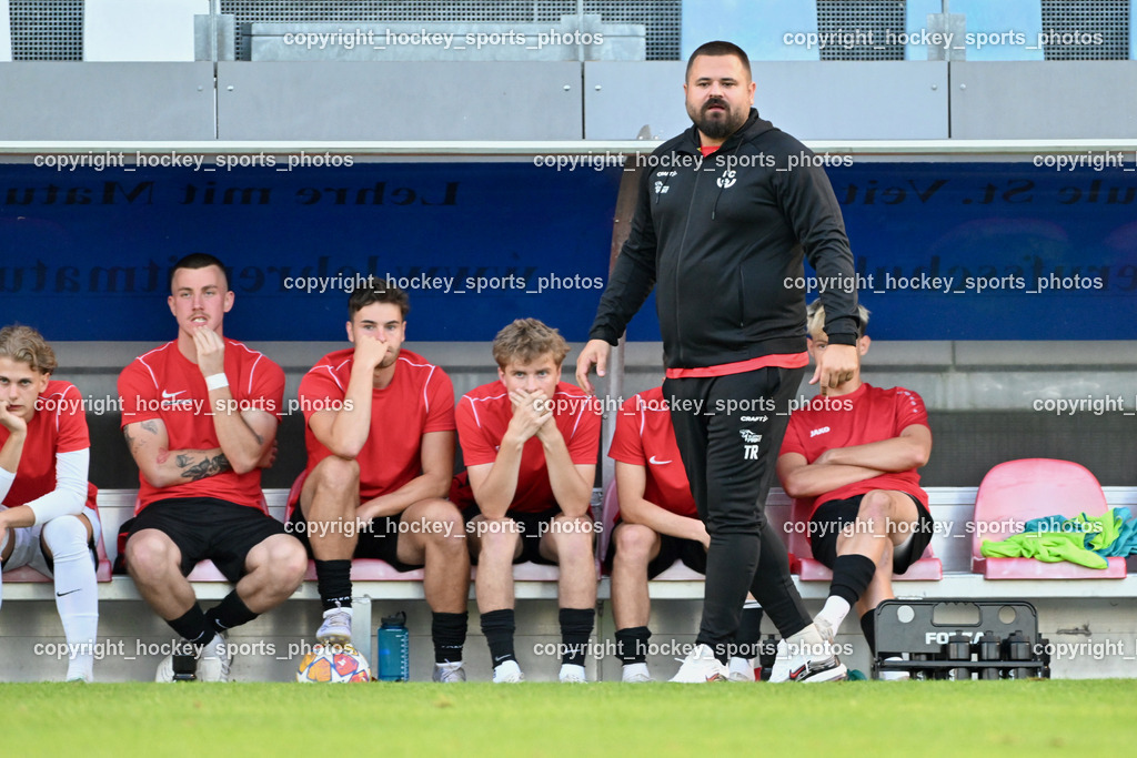 SC St. Veit vs. FC Nussdorf Debant | Headcoach FC Nussdorf Debant Sven Lovric, Spielerbank FC Nussdorf Debant, SC St. Veit vs. FC Nussdorf Debant, SC St. Veit vs. FC Nussdorf Debant am 22.08.2025 in St. Veit an der Glan (Jacques Lemans Arena), Austria, (Photo by Bernd Stefan)