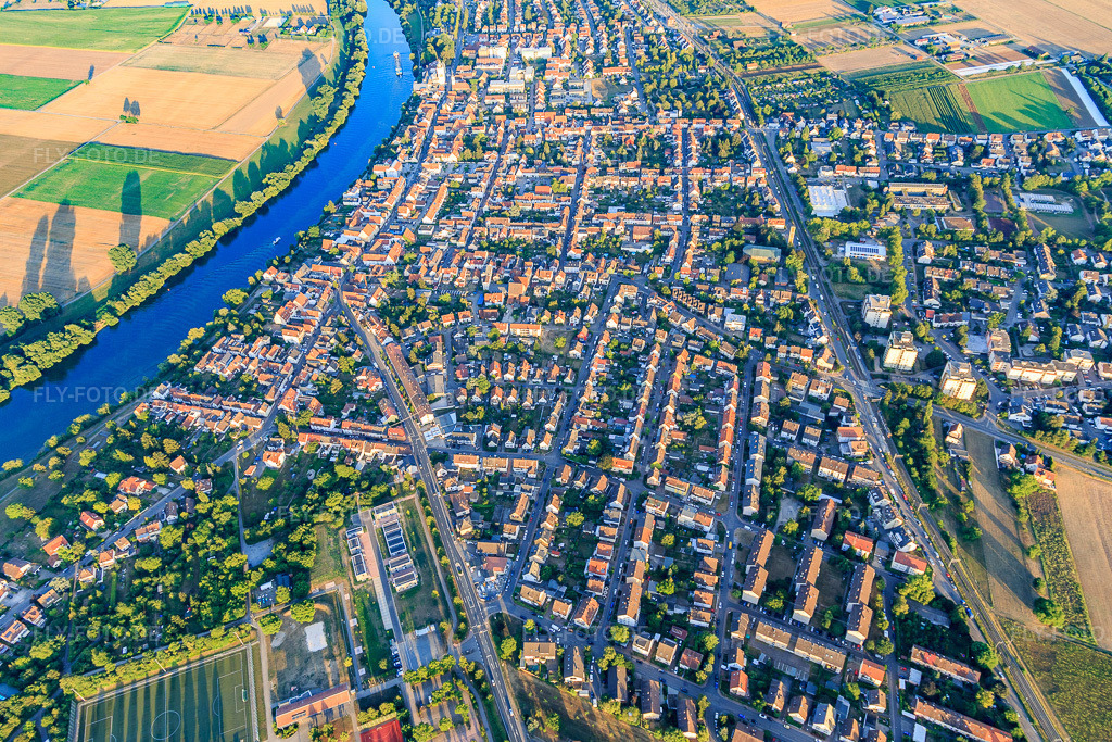 Luftbild: Ortsansicht von Westen am Neckarufer im Ortsteil Edingen in Edingen-Neckarhausen im Bundesland Baden-Württemberg in Deutschland. Foto: IMG_109365.jpg vom 30.07.2018 durch Werner Riehm/FLY-FOTO.de
