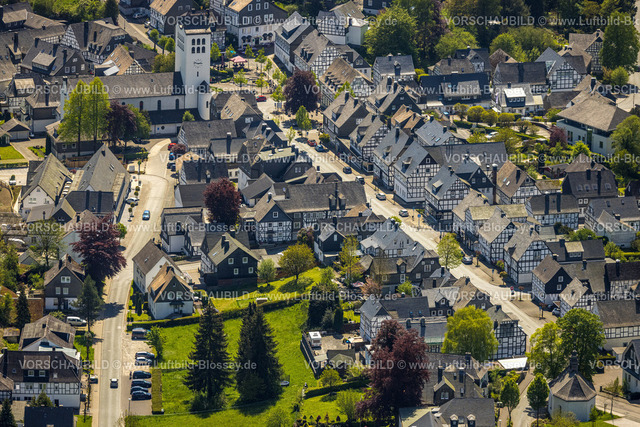 Schmallenberg230506190BadFredeburg | Luftbild, Kath. Kirche St. Georg, Hochstraße und Fachwerkhäuser, Fredeburg, Schmallenberg, Sauerland, Nordrhein-Westfalen, Deutschland