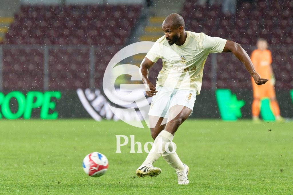 UEFA Conference League Play-offs 2nd leg - Servette FC v FC Shakhtar Donetsk | Marlon Santos (4 FC Shakhtar Donetsk) passes the ball  during the UEFA Conference League Play-offs 2nd leg match between Servette FC and FC Shakhtar Donetsk at Stade de Geneve in Geneva, Switzerland