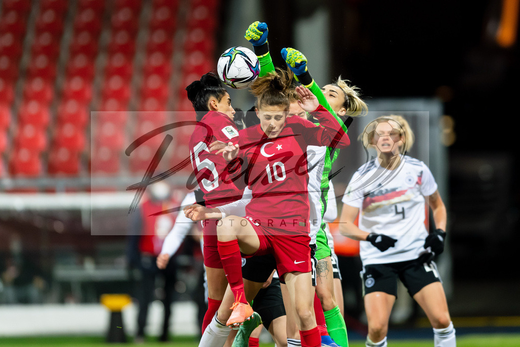 GERTUR20211126_030 | Fussball, Frauen: Kezban Tag (Turkey), Ebru Topcu (Turkey), Torwart Selda Akgoez (Turkey) und Sjoeke Nuesken (Germany) im Zweikampf bei dem Spiel der WM-Qualifikation zwischen Deutschland und Tuerkei im Eintracht-Stadion am 26.11.2021 in Braunschweig, Deutschland. - Realisiert mit Pictrs.com