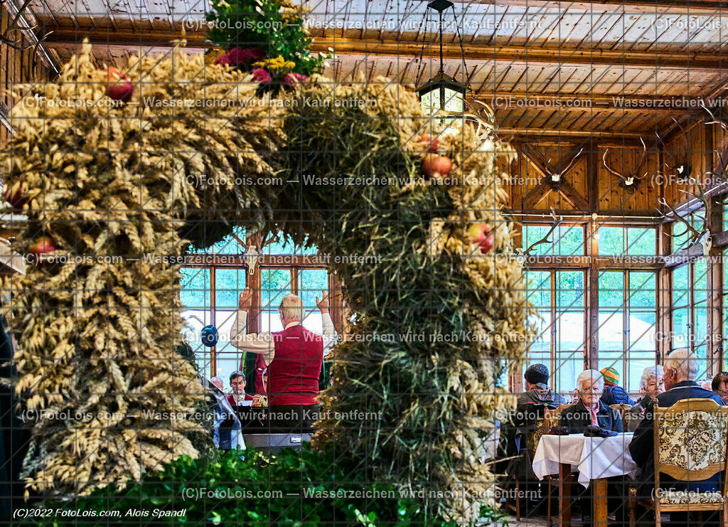 ALP0610_Erntedankfest_Lackenhof-Langau_Erntekrone | (C)FotoLois.com, Alois Spandl, ERNTEDANKFEST Lackenhof/Langau im rothschild´schen Glassalon in Langau/Maierhöfen, So 2. Okt. 2022.
