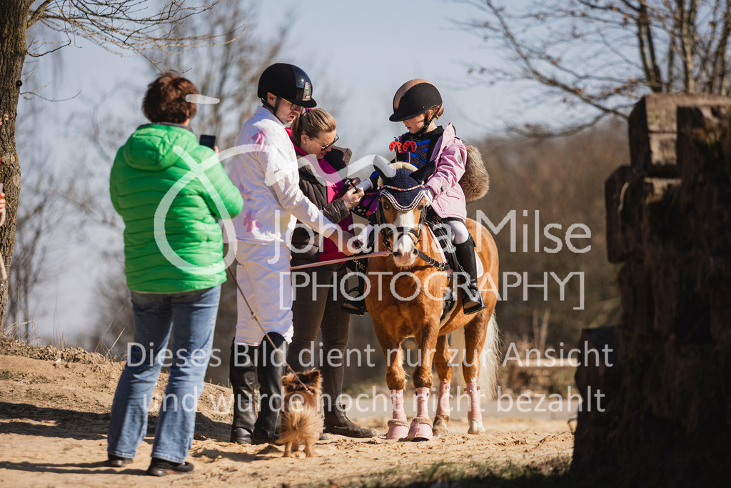 250316_HF-Schwm_Fuehrzuegel-101 | Deine schönsten Turniermomente als professionelle Fotos! Entdecke hochwertige Pferdesport-Fotografie im Online-Shop. Jetzt Fotos finden & bestellen!