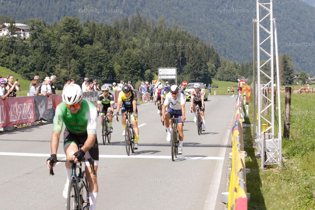 1024_20230817_Bewerb_Maenner_Muehlanger | AUT - OESTERREICH, 2023-08-16: SPORT RENNRAD-FAHREN - 55. INTERNATIONALER RADWELTPOKAL IN ST. JOHANN IN TIROL  - Vintage-Radrennen mit WM-Bronze-Medaillen-Siegerin Christina Schweinberger, den Teilnehmer und Alexander Baumann (vom Orginastions-Team) - TAG 2 BEWERB MAENNER IN SECHS GRUPPEN  ; Foto: Roland Muehlanger