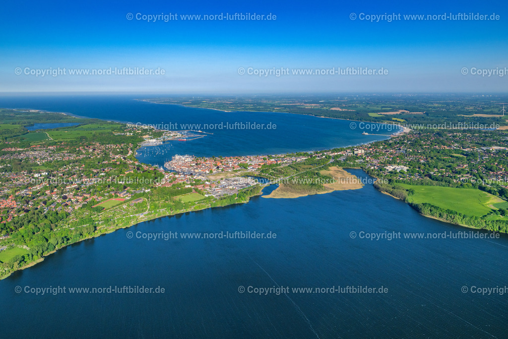 Eckernförde_Eckernfoerder_Bucht_ELS_2558170524 | ECKERNFöRDE 17.05.2024 Stadtansicht am Meeres-Küstenbereich der Ostsee in Eckernförde im Bundesland Schleswig-Holstein, Deutschland. Weiterführende Informationen bei: Stadt Eckernförde. // City view on sea coastline of Baltic Sea in Eckernfoerde in the state Schleswig-Holstein, Germany. Further information at: Stadt Eckernfoerde. Foto: Martin Elsen