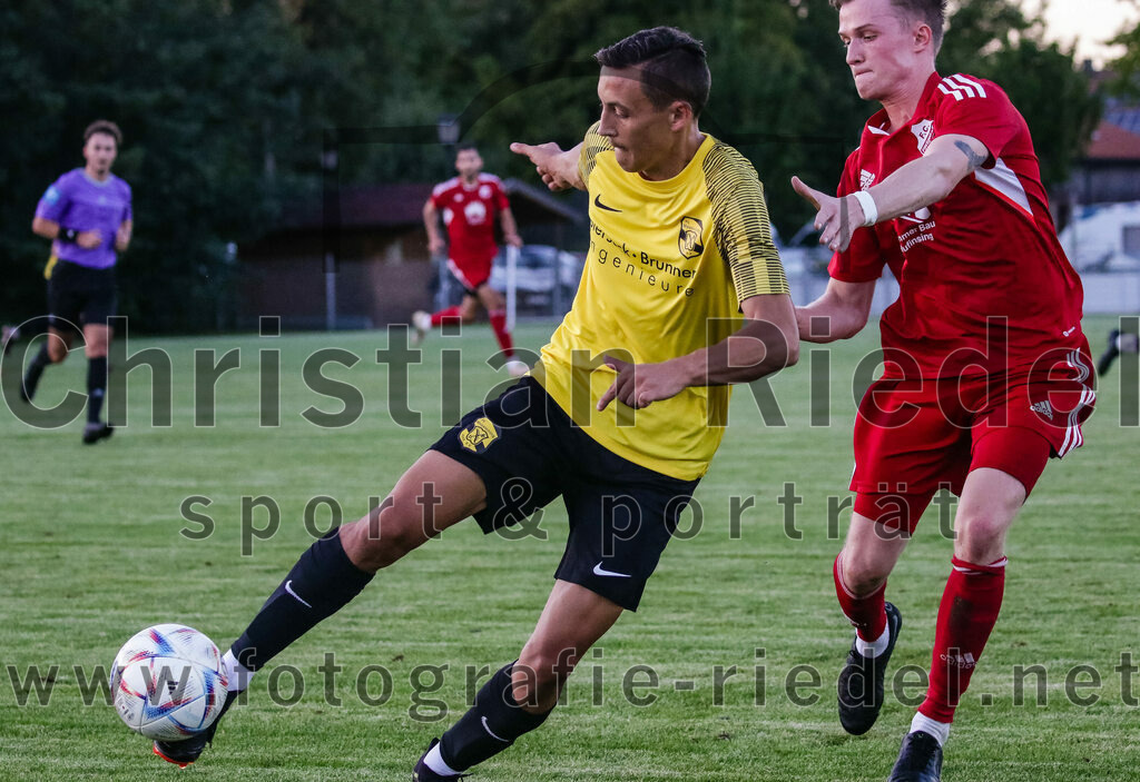 2023-09-07_026_FC_Finsing_gegen_FC_Moosinning_II | Finsing, Deutschland, 07.09.2023:
Fußball, Kreisliga 2023 / 2024, 8. Spieltag, FC Finsing gegen FC Moosinning II, Endergebnis: 3:0

Maximilian Henneberger (FC Moosinning, #7), Valentin Bachmeier (FC Finsing, #6)

Foto: Christian Riedel / fotografie-riedel.net