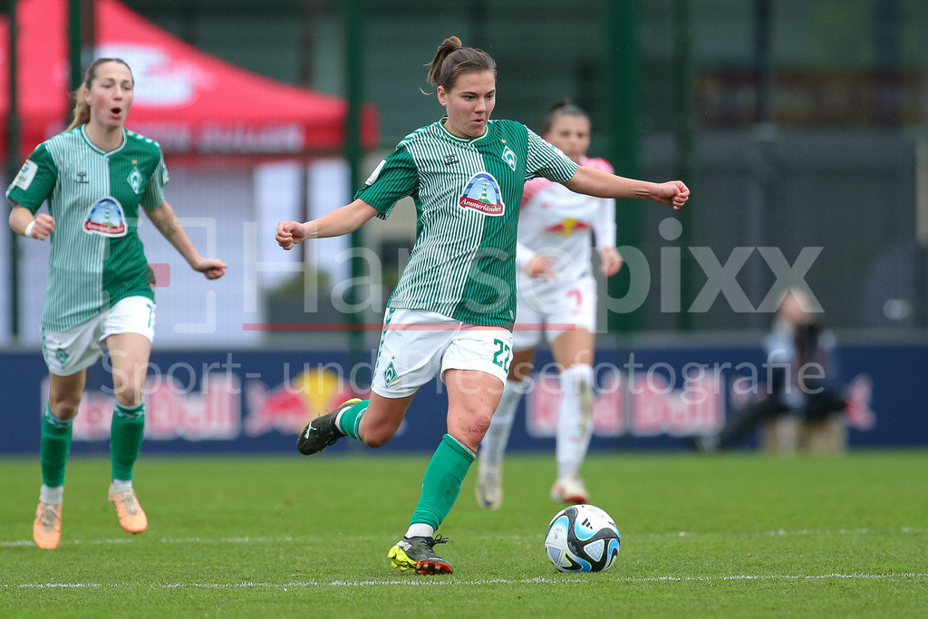 Fussball, Google Pixel Frauen-Bundesliga, RB Leipzig - SV Werder Bremen | v.li.: Rieke Dieckmann (SV Werder Bremen, 22) am Ball, Einzelbild, Ganzkörper, Aktion, Action, Spielszene, DIE DFB-RICHTLINIEN UNTERSAGEN JEGLICHE NUTZUNG VON FOTOS ALS SEQUENZBILDER UND/ODER VIDEOÄHNLICHE FOTOSTRECKEN. DFB REGULATIONS PROHIBIT ANY USE OF PHOTOGRAPHS AS IMAGE SEQUENCES AND/OR QUASI-VIDEO.