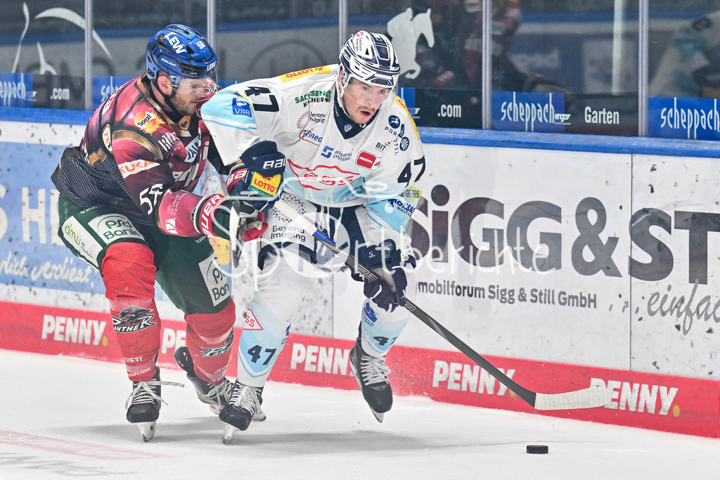 Augsburger Panther - Dresdner Eislöwen | AUGSBURG, DEUTSCHLAND - 06. MÄRZ:im Duell Maximilian RENNER (Augsburger Panther 58) und Sebastian GORICK (Eislöwen Dresden 47) während dem Match zwischen den Augsburger Panthern und den Dresdner Eislöwen am 49. Spieltag der Penny DEL im Curt Frenzel Stadion