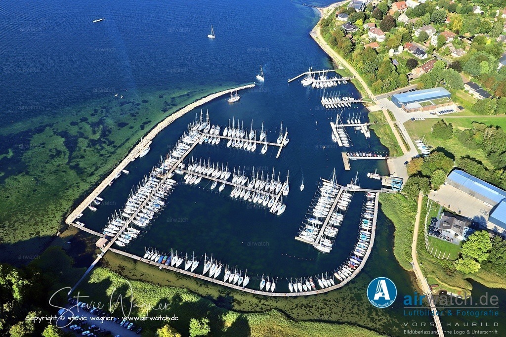 Luftbild Hanseatische Yachtschule - Die Entwicklung des Yachthafens ist untrennbar mit dem Aufstieg Glücksburgs als Fremdenverkehrsort verbunden | Die Entwicklung des Yachthafens ist untrennbar mit dem Aufstieg Glücksburgs als Fremdenverkehrsort verbunden. Ab etwa 1872 begann der touristische Aufschwung mit der Eröffnung erster Badeeinrichtungen und des berühmten Strandhotels. Die Zahl der Badegäste stieg bis zur Jahrhundertwende auf über 2.000.