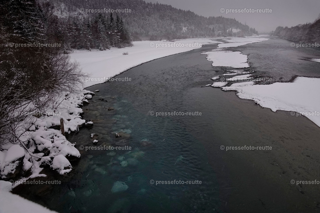 welltvi-Lechfluss-Winter_05Jan2019-Weissenbach_DSC1256 | Info aus dem Bezirk Reutte/Ausserfern Tirol sowie eine umfangreiche Bilddatenbank über die gesamte Region: Lechtal, Talkessel Reutte, Tannheimertal, Zwischentoren. Lech, Plansee, Zugspitze, Grenztunnel, B179, Fernpassstraße, Verkehr, Lawinen, Tradition, - Realisiert mit Pictrs.com