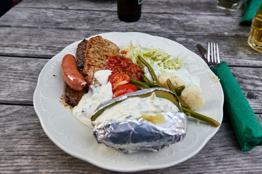 Grillteller und Besteck auf dem Holztisch | Gnanitz, Austria - June 27, 2017: Grillteller und Besteck auf dem Holztisch. - Realisiert mit Pictrs.com