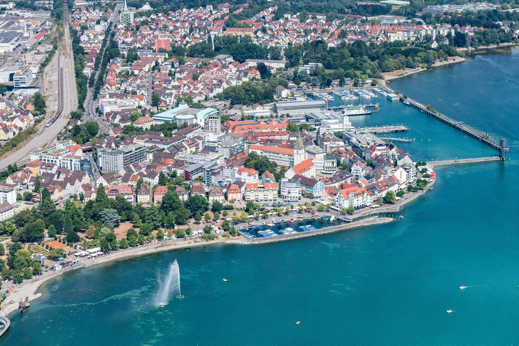 dr__0016229.jpg | FRIEDRICHSHAFEN 03.08.2018 Hafenanlagen am Ufer des Hafenbeckens in Friedrichshafen im Bundesland Baden-Württemberg, Deutschland. // Port facilities on the shores of the harbor of in Friedrichshafen in the state Baden-Wurttemberg, Germany. Foto: Daniel Reiter