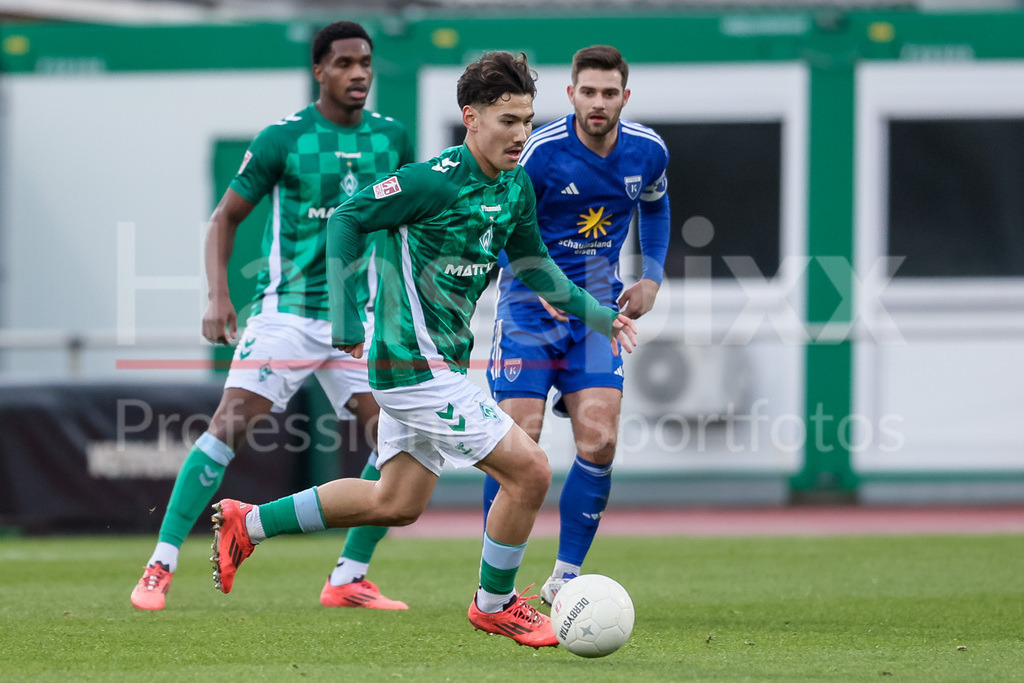 Fussball, Regionalliga Nord, SV Werder Bremen II - BSV Kickers Emden | v.li.: Kein Sato (SV Werder Bremen II, 23) am Ball, Einzelbild, Ganzkörper, Aktion, Action, Spielszene