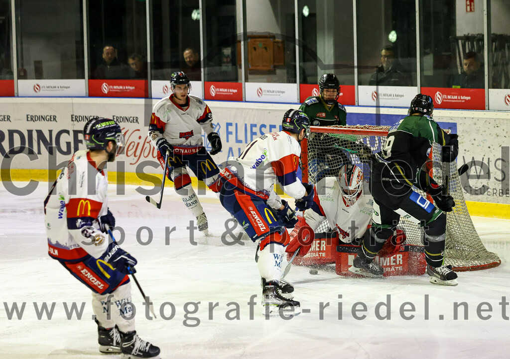 2023-01-13_086_TSV_Erding_gegen_VfE_Ulm-Neu-Ulm | Erding, Deutschland, 13.01.2023:
Eishockey, Bayernliga 2022 / 2023, 27. Spieltag, TSV Erding gegen VfE Ulm/Neu-Ulm, Endergebnis: 

Torwart David Heckenberger (VfE Ulm/Neu-Ulm e. V., #3), Thomas Plihal (Erding Gladiators, #39)

Foto: Christian Riedel / fotografie-riedel.net