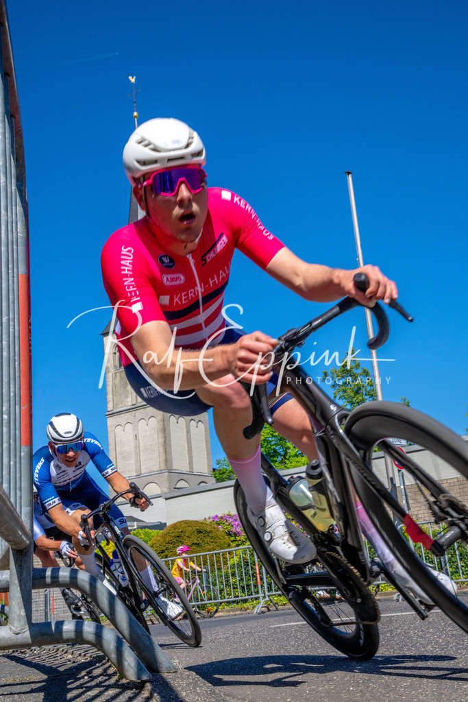 Spurt in den Mai 2026 - Großer Preis der Sparkasse Neuss | Annual one-day road cycling race "Großer Preis der Sparkasse Neuss" held in Büttgen, Germany, organized by VfR Büttgen 1912 e.V. The event features multiple races across all age categories from U11 youth to Elite men. - Realisiert mit Pictrs.com