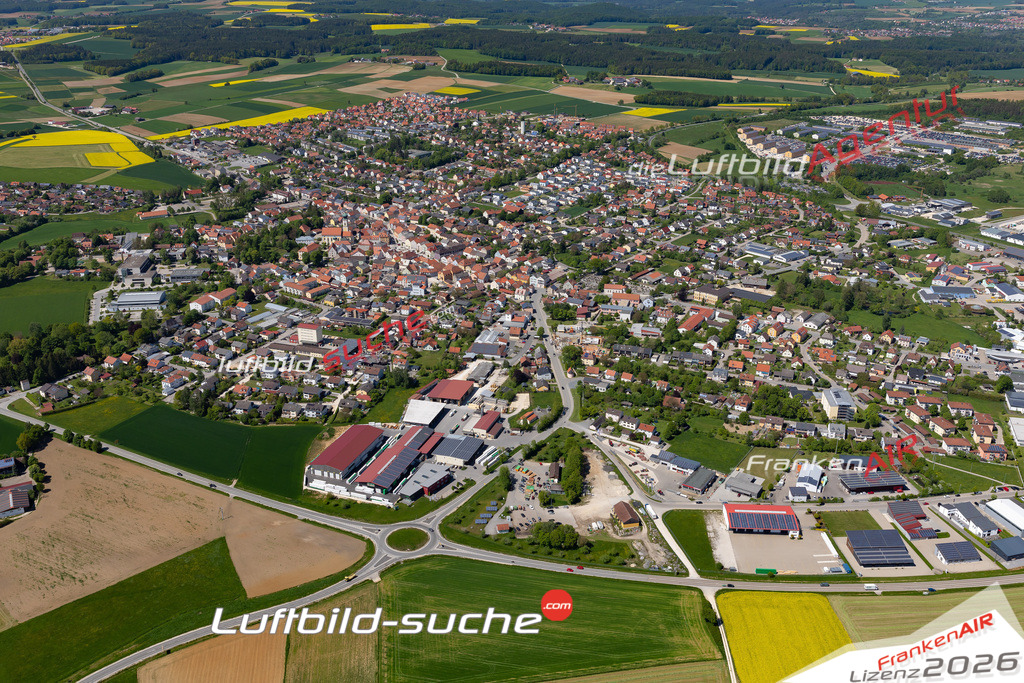 Das Luftbild der Stadt Hemau wurde 2021 vom Flugzeug heraus erstellt (keine Drohne) Aufnahmehöhe ca.450 Meter- hohe Bildauflösung und Druck-Qualität garantiert!